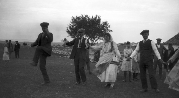 Dorothy Burr photographing wedding dance at Parapoungia 1924. 